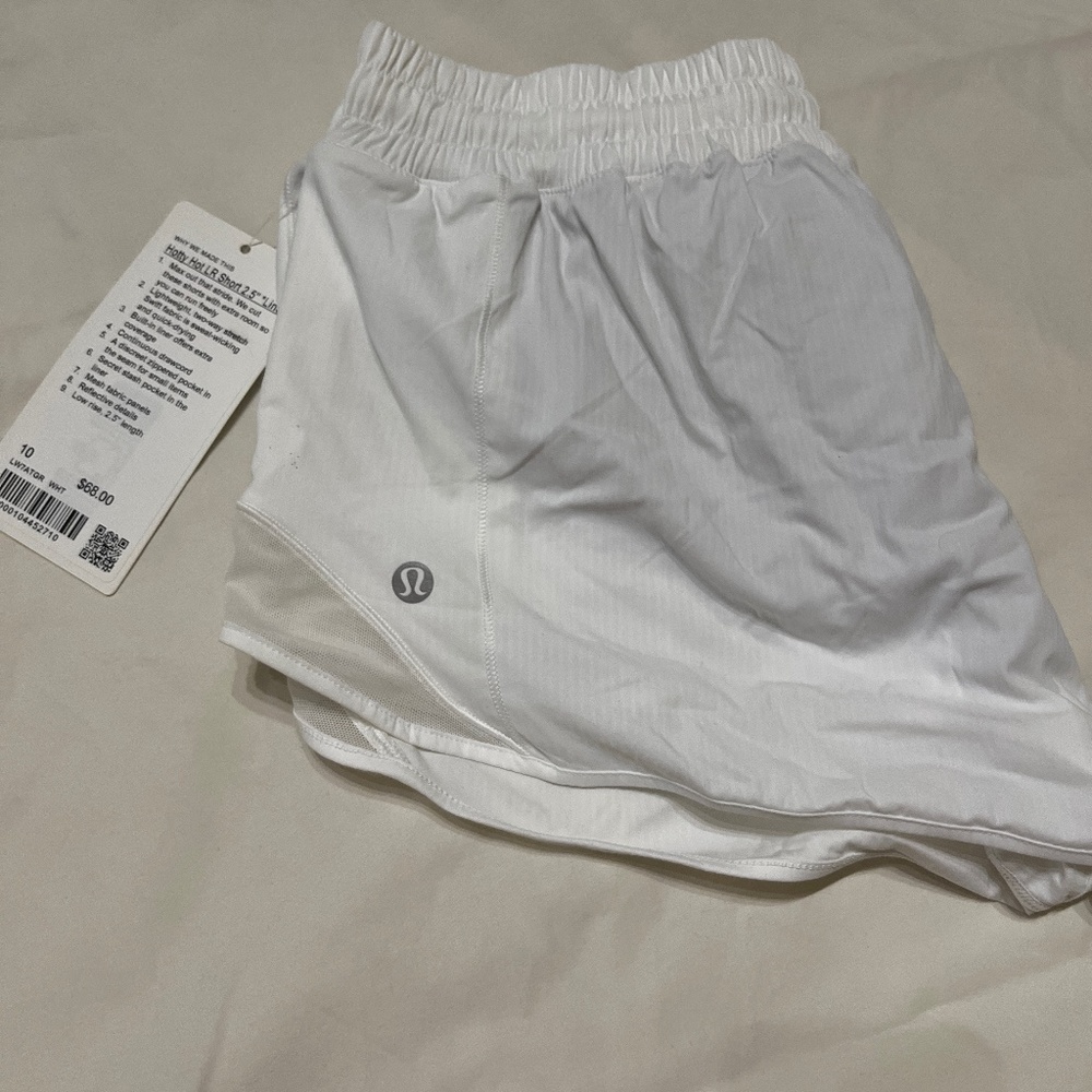 NWT Lululemon Athletica hottie hot 2.5” shorts. White size 10